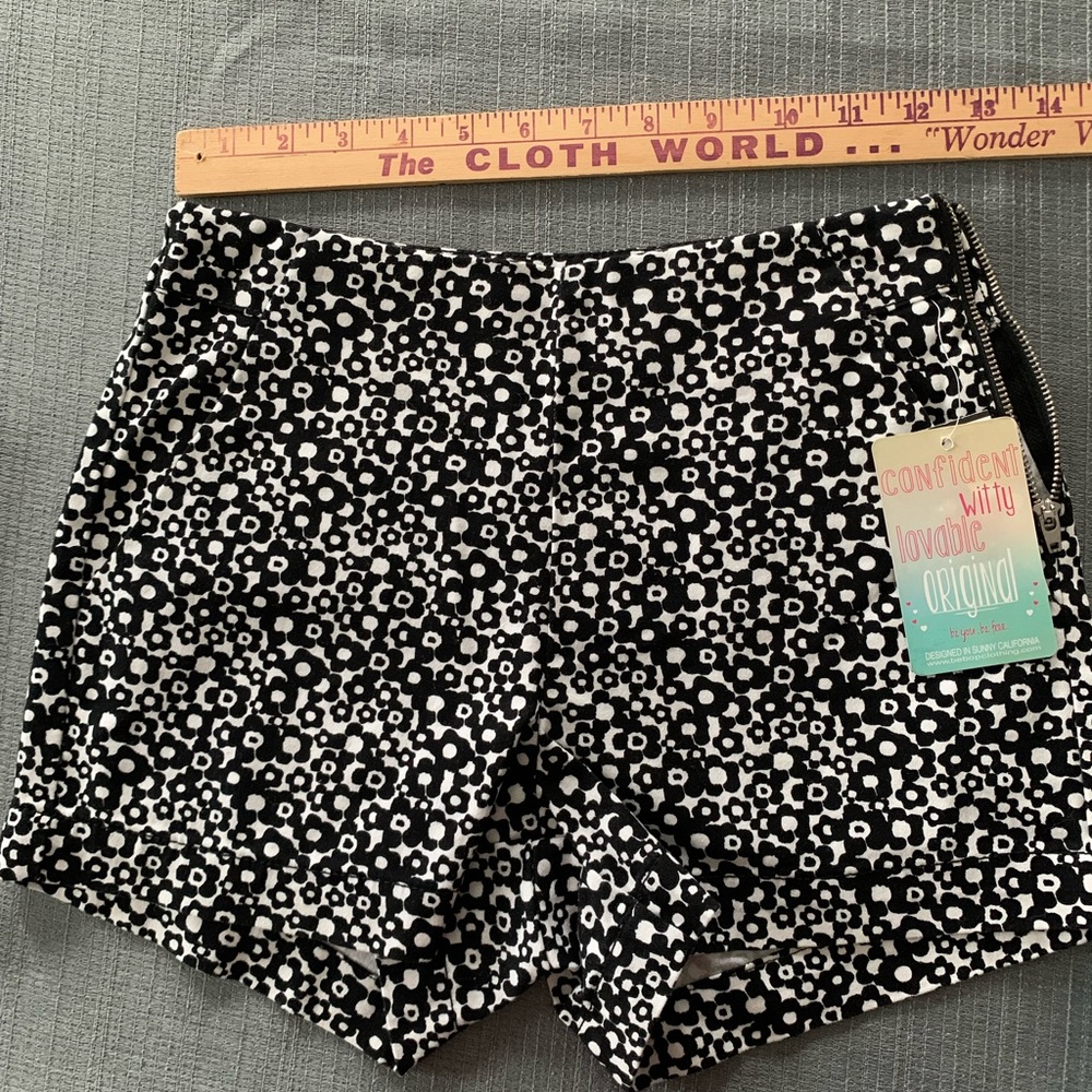 Shorts - Picture 5 of 6